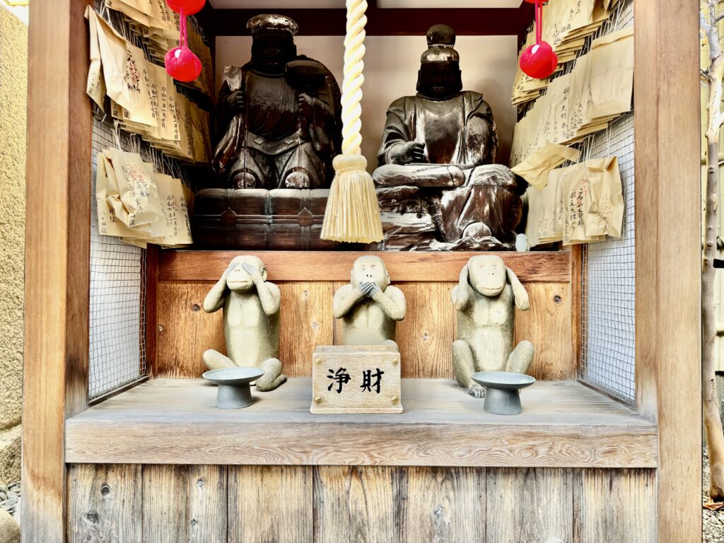 庚申堂の見ざる、言わざる、聞かざる