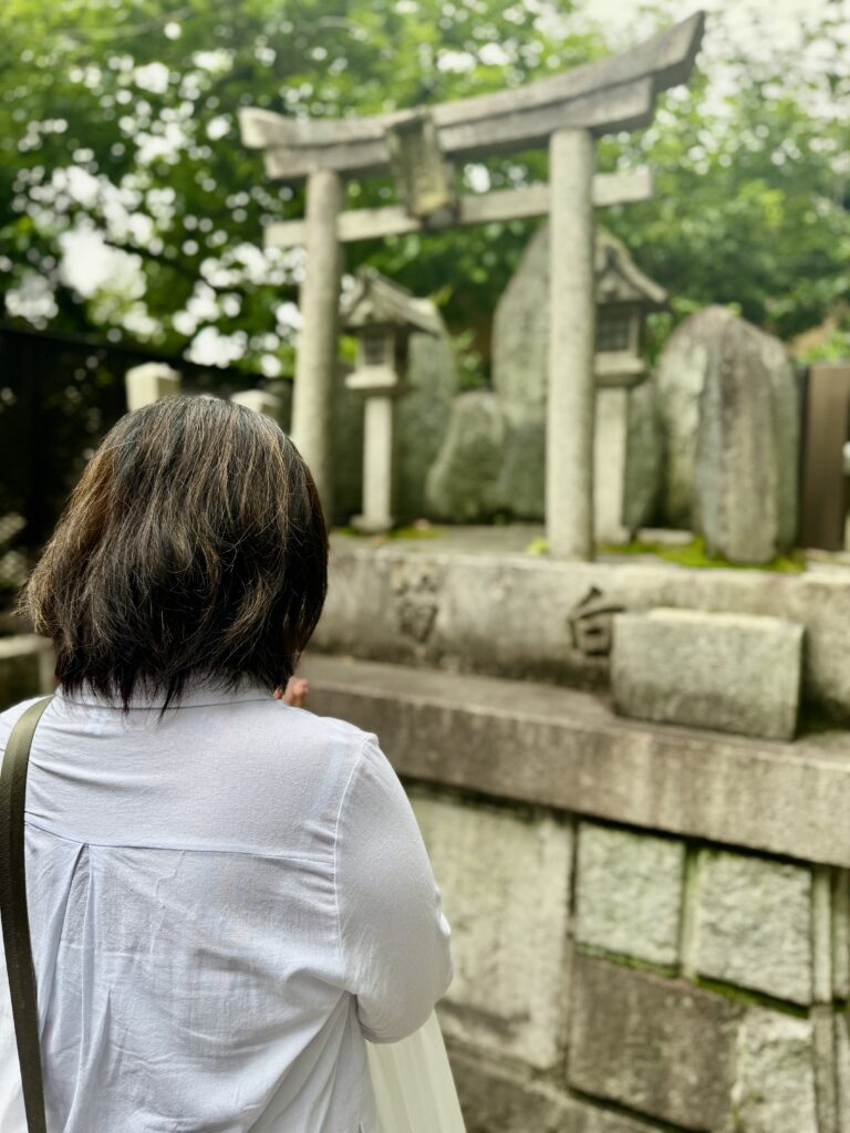 京都 稲荷山 白菊大神の塚