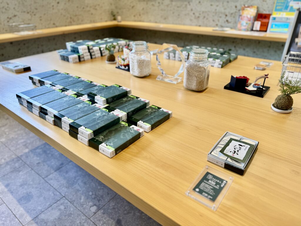 角濱ごまとうふ総本舗 小田原店 店内