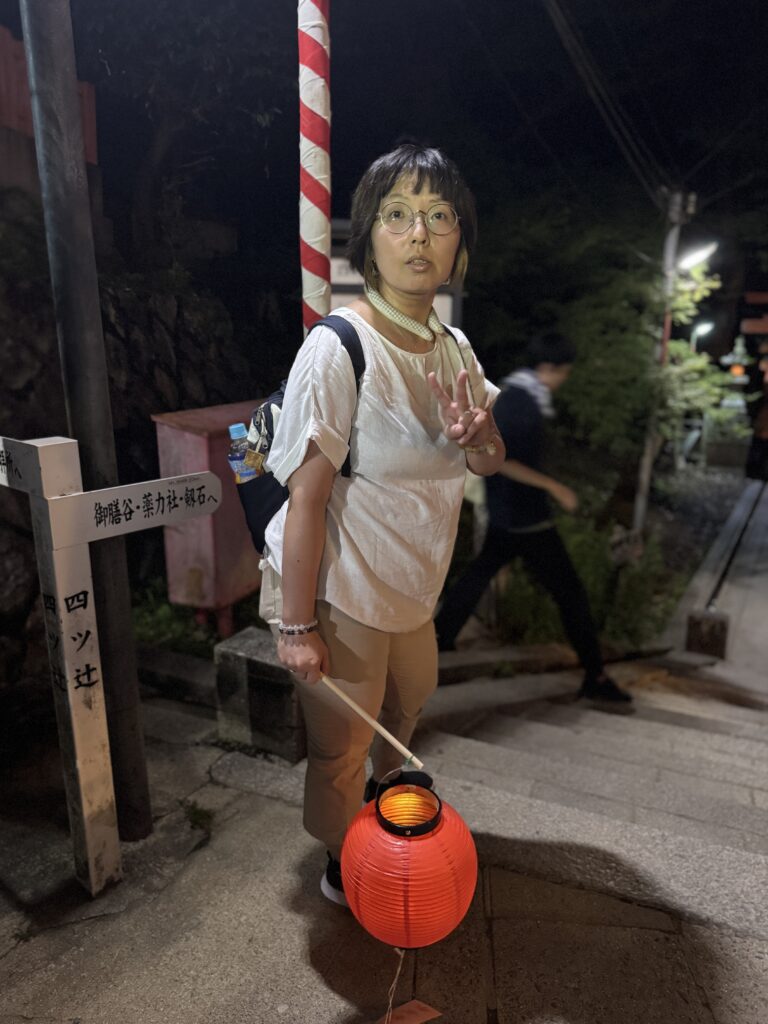 提灯を持ったウツギさん