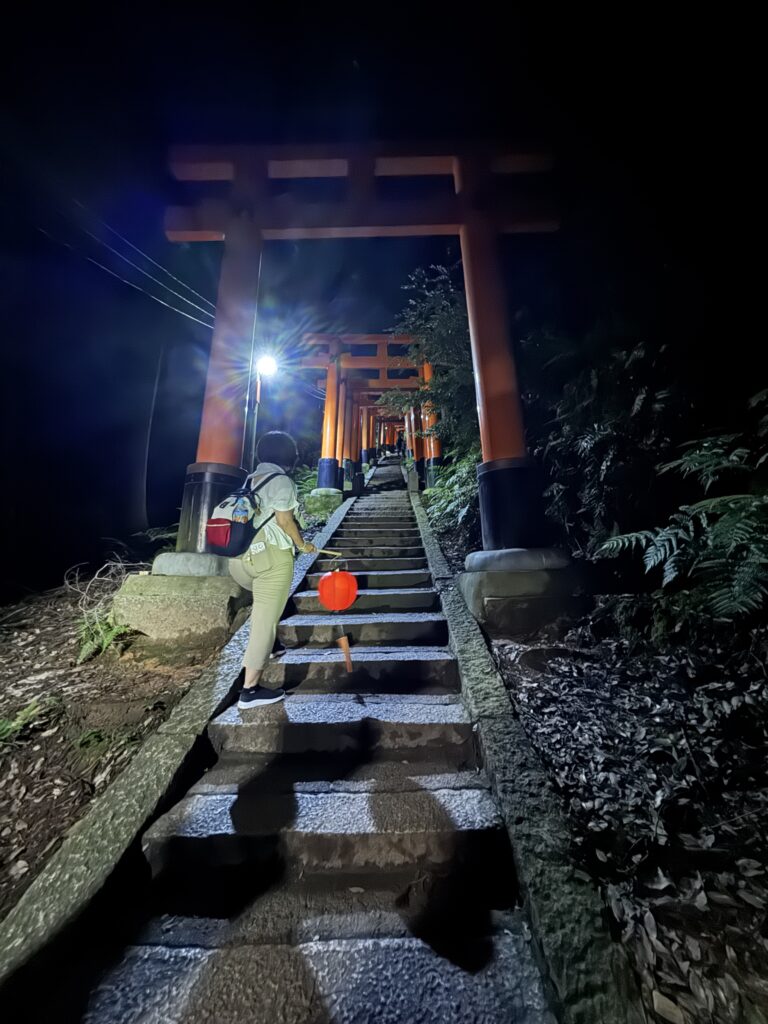 夜の稲荷山参道