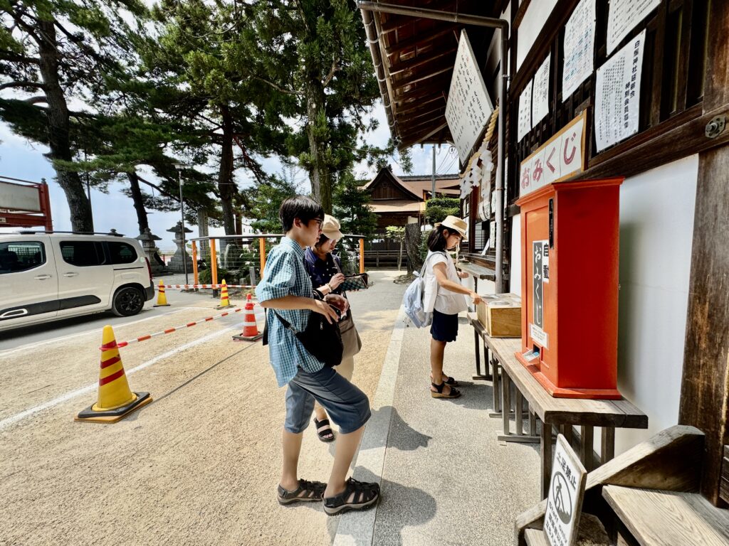 白髭神社でおみくじ
