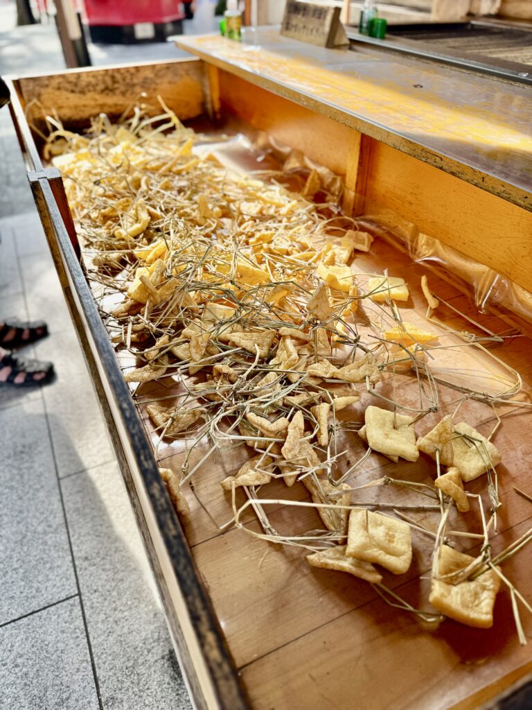 千代保稲荷神社 お揚げさんお供え