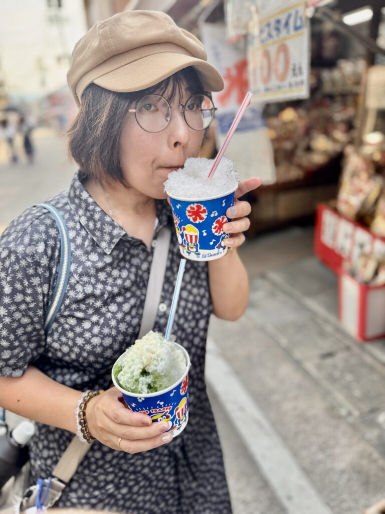 かき氷を食べるウツギさん
