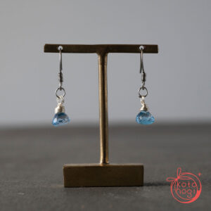 スイスブルートパーズのお守りピアス