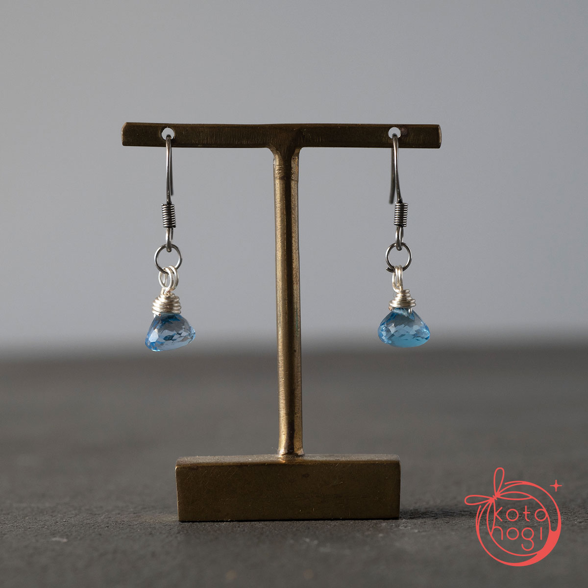 スイスブルートパーズのお守りピアス